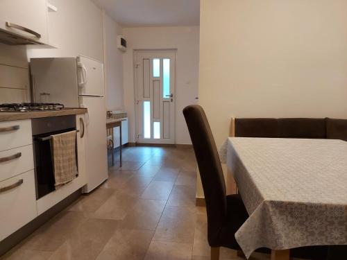 cocina y comedor con mesa, mesa y sillas en Apartment Ana, en Izola