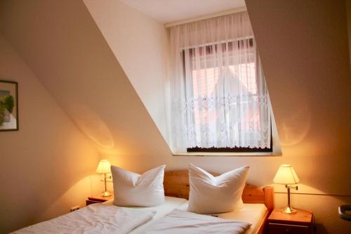 a bedroom with two beds and a window at KrabatResidenz - Apartmenthaus in Burg