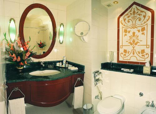 Bathroom sa Avari Lahore Hotel