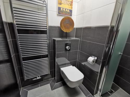 a bathroom with a toilet and a sign on the wall at Ferienwohnung "Kleine Nixe" in Jever