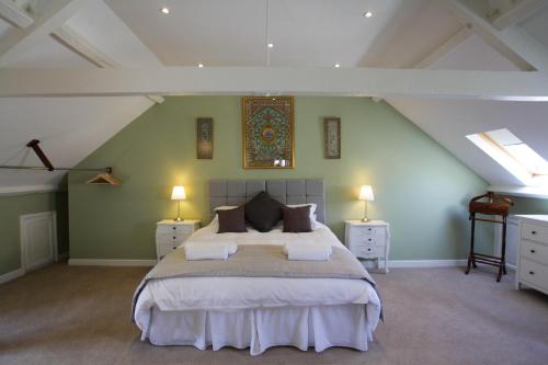 um quarto com uma cama grande num sótão em Thistlebank Townhouse em Whitby