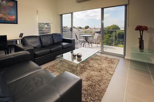 Ruang duduk di Charlestown Executive Apartments