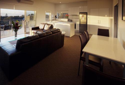 Dapur atau dapur kecil di Charlestown Executive Apartments