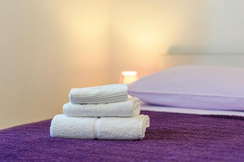 un mucchio di asciugamani seduti sopra un letto di Apartments Vala a Zaboric