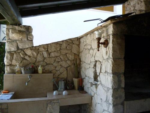 Camera in pietra con lavandino e parete in pietra di Apartment in Duce with sea view, balcony, air conditioning, Wi-Fi (132-3) a Duće