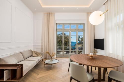 un soggiorno con divano e tavolo di Plaza Apartments a Opatija