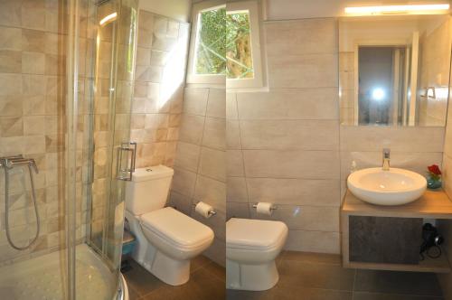 ein Badezimmer mit Toilette, Waschbecken und Dusche in der Unterkunft Holiday House Angelos A on Agios Gordios Beach in Agios Gordios