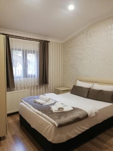 a bedroom with a large bed with towels on it at şerah bungawilla in Uzungöl