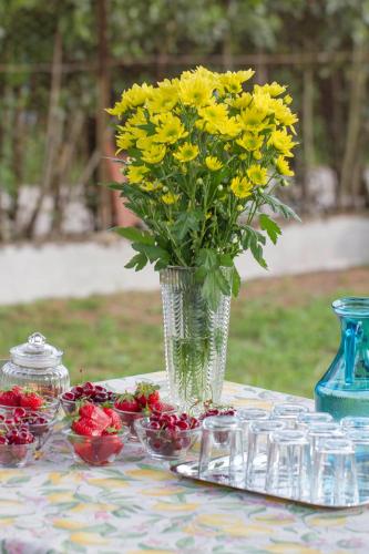 a vase filled with yellow flowers sitting on a table at B&B PALAZZI in Florence