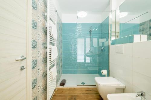 ボローニャにあるMarconi28suitesのトイレとガラスのシャワー付きのバスルーム
