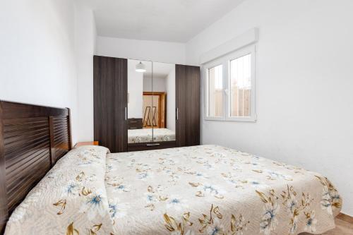 Cama ou camas em um quarto em Bonito Apartamento de dos habitación y piscina