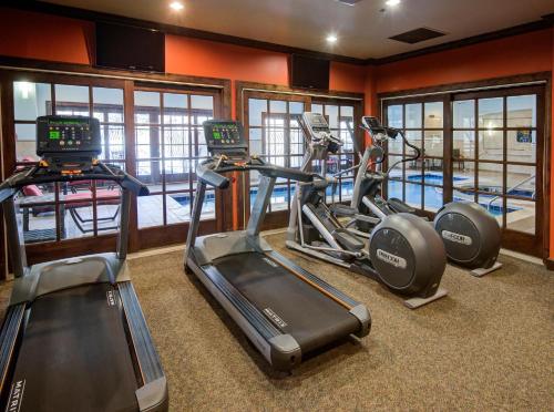 Fitness centrum a/nebo fitness zařízení v ubytování Ascent Residence 208