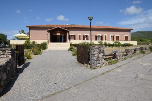 una casa con un camino de piedra delante de ella en Marrubiu Resort Note di Stelle, en Marrùbiu