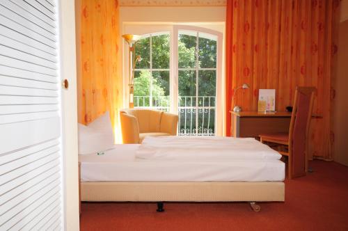 Postel nebo postele na pokoji v ubytování Parkhotel Klüschenberg