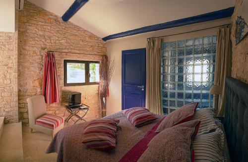 Ένα ή περισσότερα κρεβάτια σε δωμάτιο στο Le Clos des Amandiers