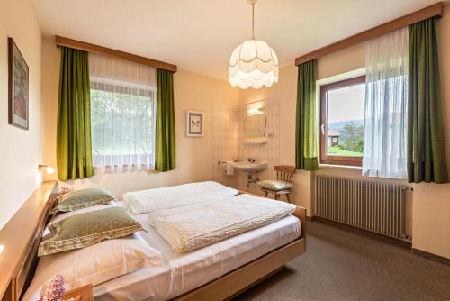 a bedroom with a bed and a window at Ferienwohnung 1 Vikoler in Vols am Schlern