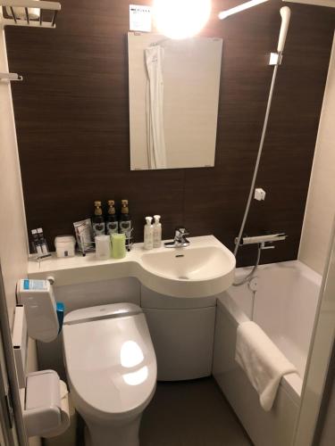 La salle de bains est pourvue de toilettes blanches et d'un lavabo. dans l'établissement Gomax (Adult Only), à Yokohama