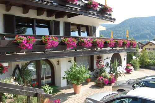 a building with lots of flowers on a balcony at Hotel - Pension - Heidelberg inkl. Chiemgaukarte in Ruhpolding