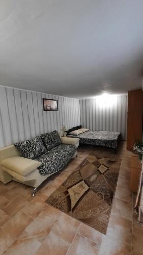 a living room with a couch and a bed at Otdykh u moria in Fontanka