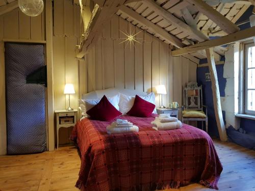 Postel nebo postele na pokoji v ubytování Romantic Mill Cottage 30 min from Bergerac France