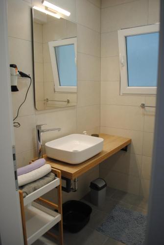 y baño con lavabo y espejo. en Apartments Natura Makarska, en Makarska