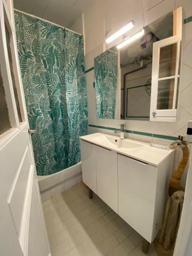 une salle de bain avec un lavabo et un miroir dans l'établissement LOU PETANCA by K6 Conciergerie, à Cassis