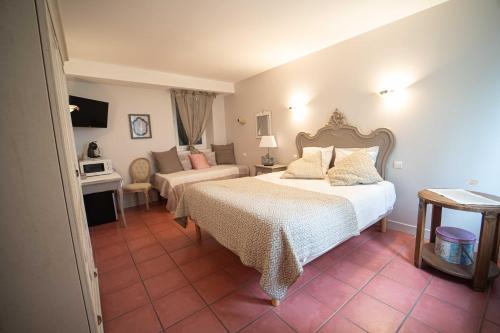 une chambre avec un lit et un salon dans l'établissement BOUTIK Hotel O'Domaine, à Chis