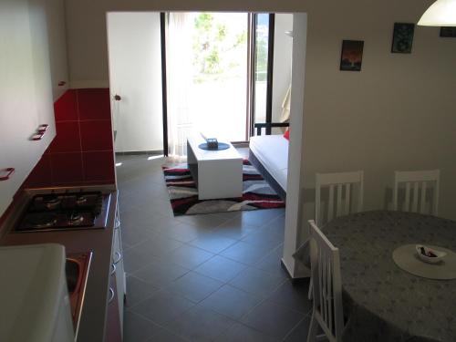 Η κουζίνα ή μικρή κουζίνα στο Apartmani Kunteja