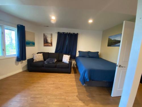 - un salon avec un lit et un canapé dans l'établissement Alaskan Adventure Awaits!, à Eagle River