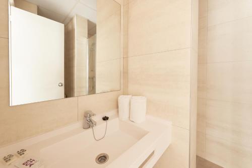 Koupelna v ubytování Hotel Miami Calella - El de siempre, como nunca