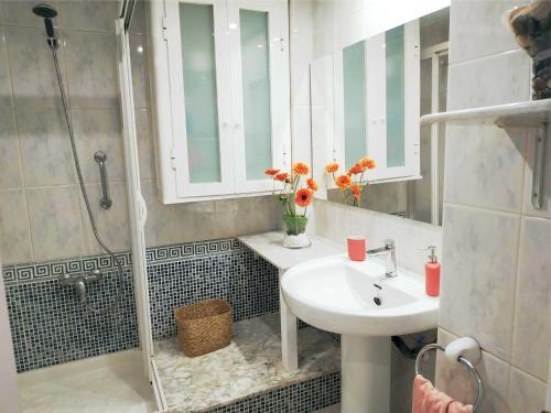 y baño con lavabo y ducha. en APARTAMENTO EN EL CENTRO DE CALAFELL, en Calafell