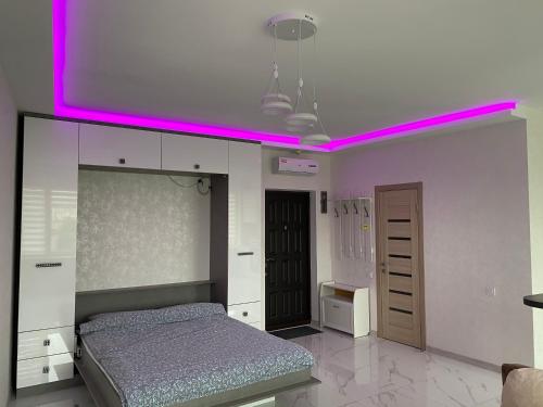 1 dormitorio con cama e iluminación rosa en Квартира в Аркадии с видом на море, en Odessa