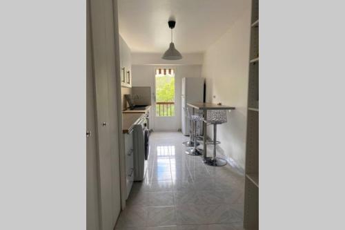 une cuisine avec un couloir menant à une salle à manger dans l'établissement Appartement à 200m de la plage,300m des commerces, à Saint-Raphaël