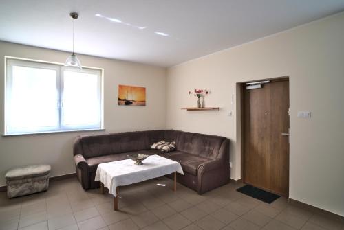 - un salon avec un canapé et une table dans l'établissement Klara, à Sarbinowo