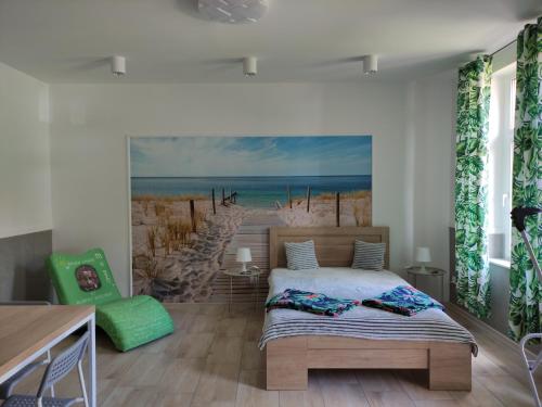 sypialnia z malowidłem plażowym na ścianie w obiekcie Apartamenty Bulwar Nadmorski, Ustka w Ustce