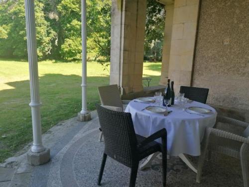 - une table avec une bouteille de vin dans l'établissement Château de Maucouvent, à Nevers