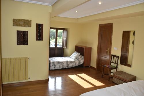 Ένα ή περισσότερα κρεβάτια σε δωμάτιο στο Ribeira Sacra II - Ourense