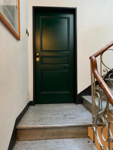 a green door on the side of a building at Casa Entella by Vacanze in Chiavari in Chiavari