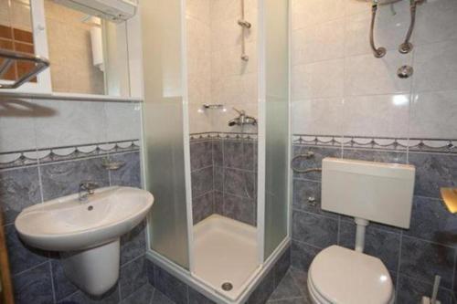Bilik mandi di Rooms Raos