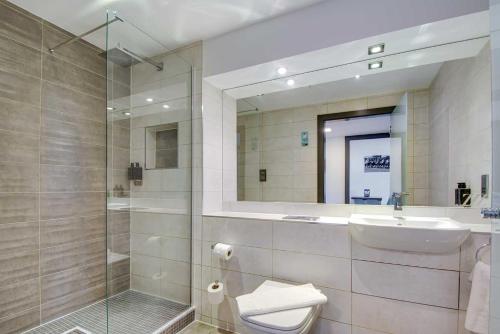 Un baño de Roomzzz Chester City