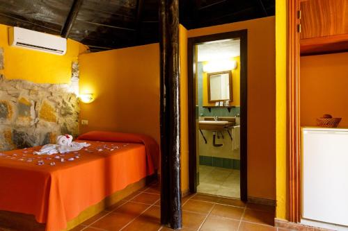 een kamer met een tafel en een badkamer met een wastafel bij Hotel Selwo Lodge - Animal Park Tickets Included in Estepona