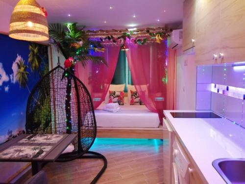 uma cozinha com um quarto com uma cama em Wonder Paradisio Studio Nerja em Nerja
