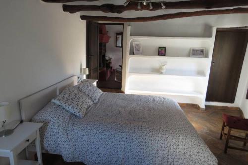 Giường trong phòng chung tại Casa La Soleá. Vistas al pueblo y la Sierra