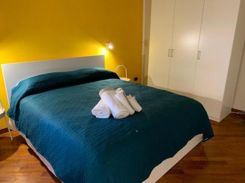 キアーヴァリにあるCasa Entella by Vacanze in Chiavariのベッドルーム1室(大型ベッド1台、枕2つ付)