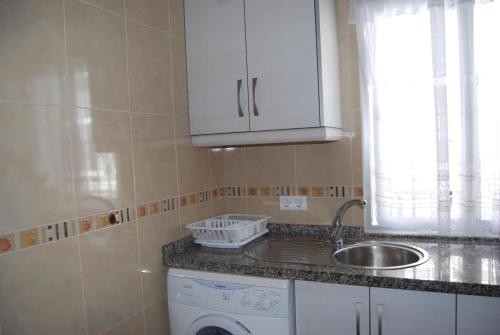 kuchnia ze zlewem i blatem w obiekcie APARTAMENTO LA TORNA w mieście Nerja