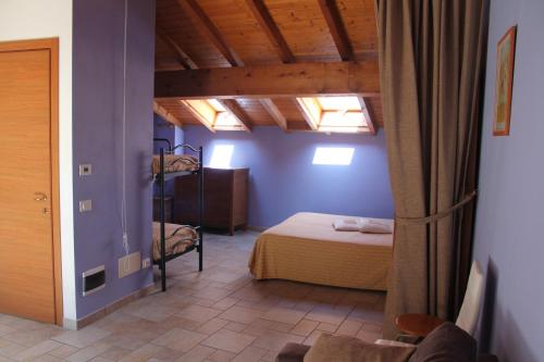 バヴェーノにあるParadiso sul Lago Maggioreの青い壁のベッドルーム1室(ベッド1台付)