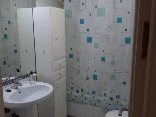 a bathroom with a sink and a shower at Apartamento la gaviota en playa de fuengirola in Fuengirola