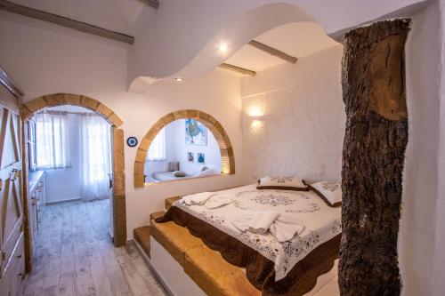 a bedroom with a bed and a bathroom at Elpiniki in Alinda