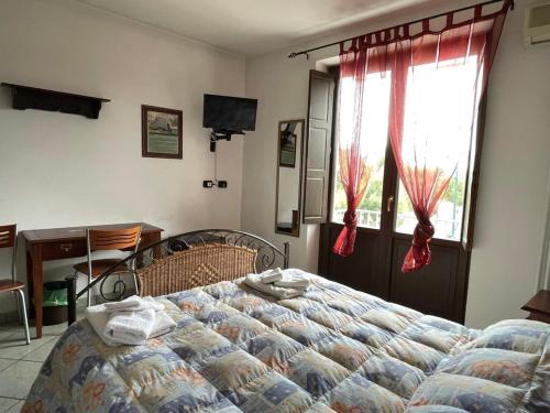 a bedroom with a bed and a window at B&B Martius 2 in Martano