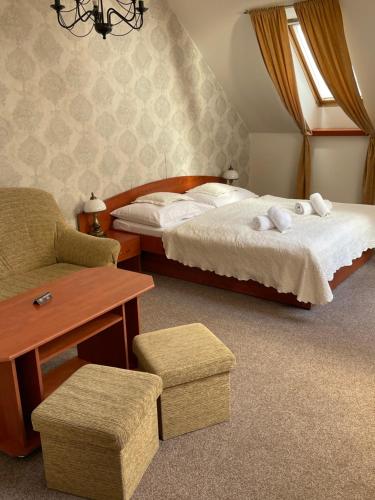 Postel nebo postele na pokoji v ubytování Hotel Pod Hradom